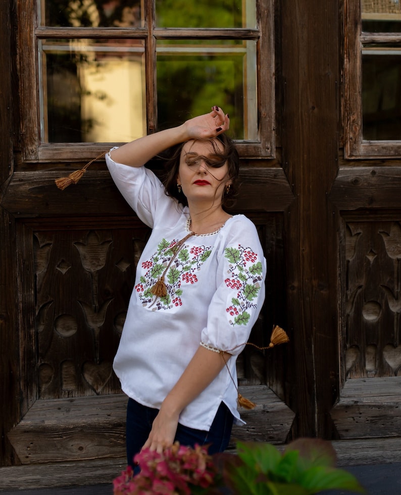 Ukraine embroidered blouse, Black Romanian embroidered blouse, Cotton top with floral embroidery, Blouse in boho style, Floral sweater
