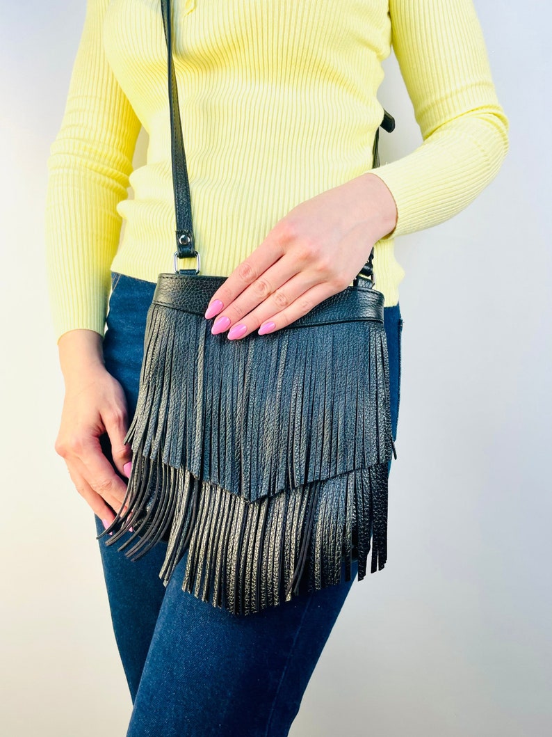 Chic black leather fringe crossbody bag, Trendy boho style purse with fringes, Casual everyday shoulder bag, Stylish women's accessory