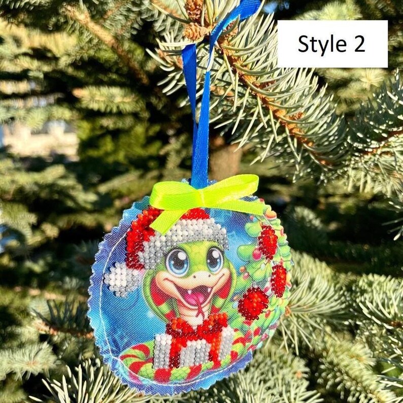 Festive snake beaded ornament – Handmade Christmas decoration with Santa hat and gifts for tree decor